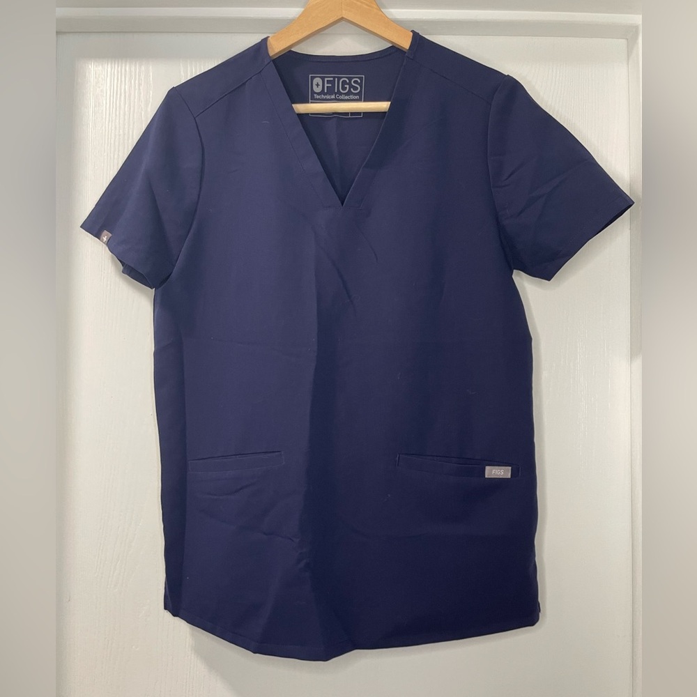 Figs Casma 3-pocket Scrub Top in Navy Blue. Size S
